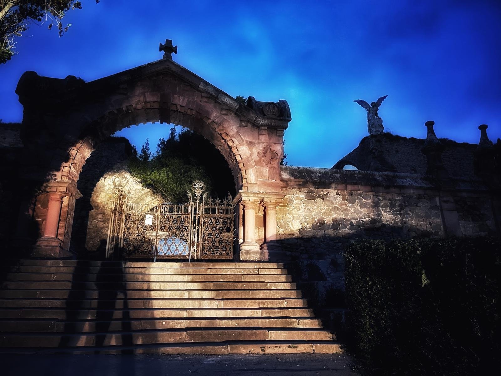 Cementerio de Comillas Cantabria. Noche, acceso