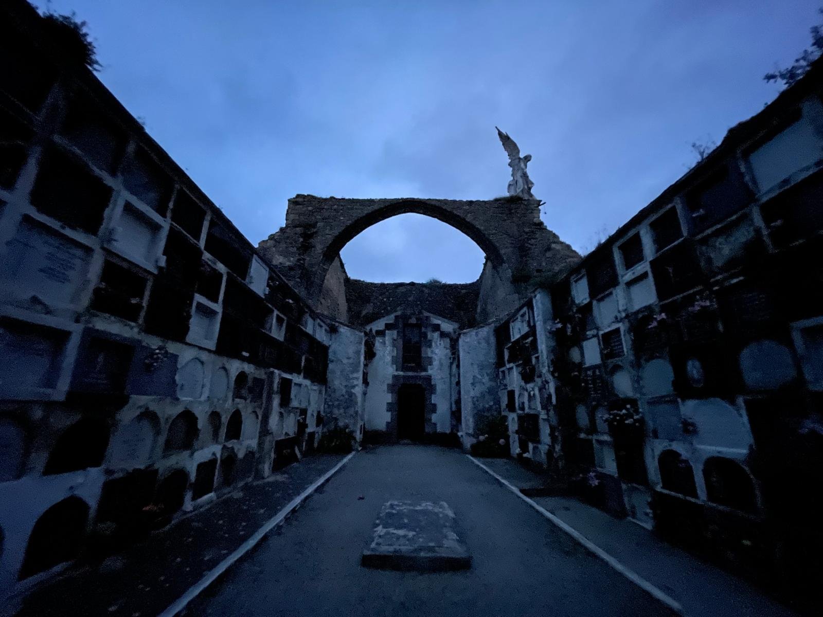 Cementerio de Comillas. Cantabria. Interior noche